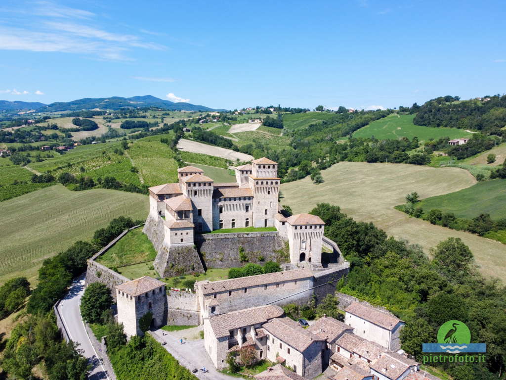 Il castello di Torrechiara dal drone