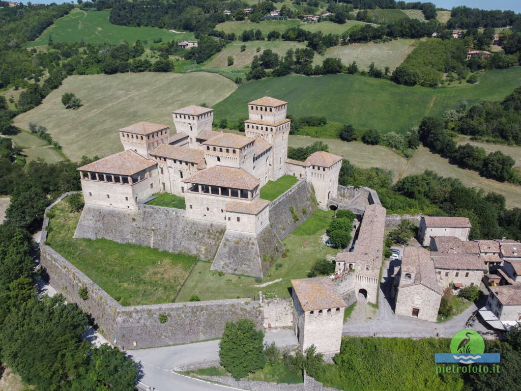 Il castello di Torrechiara dal drone