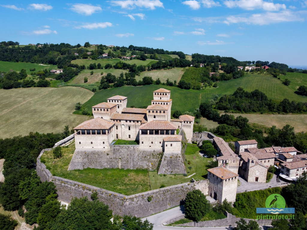 Il castello di Torrechiara dal drone