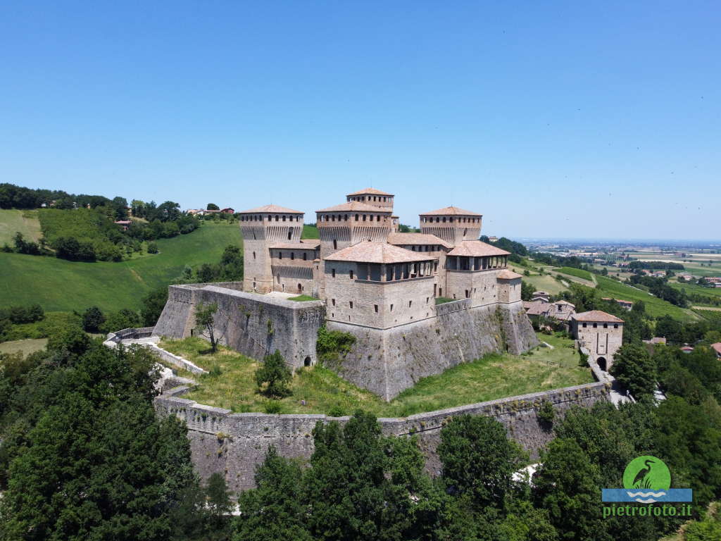 Il castello di Torrechiara dal drone