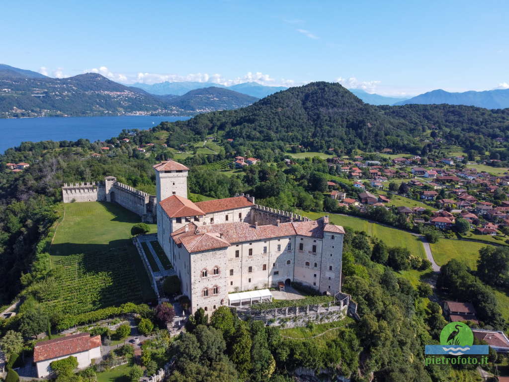 La rocca di Angera dal drone