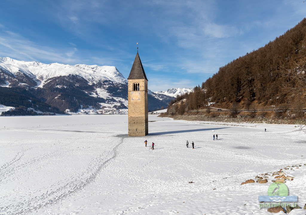 Il campanile sommerso del lago di Resia con la neve