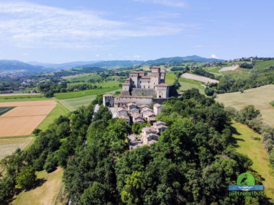 Il castello di Torrechiara dal drone