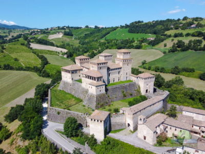 Il castello di Torrechiara dal drone