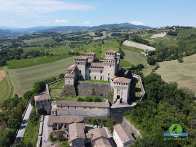 Il castello di Torrechiara dal drone