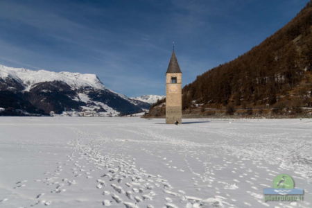 Il campanile sommerso del lago di Resia con la neve