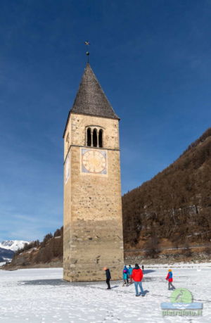 Il campanile sommerso del lago di Resia con la neve