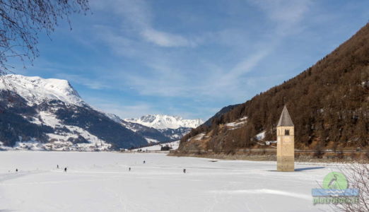 Il campanile sommerso del lago di Resia con la neve