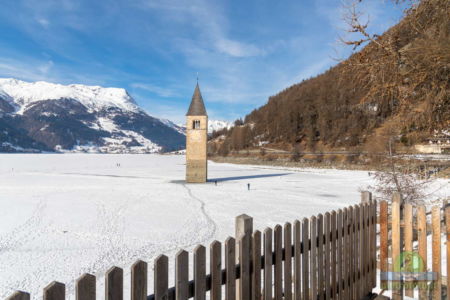 Il campanile sommerso del lago di Resia con la neve