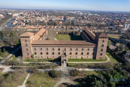 Il castello Visconteo di Pavia dal drone