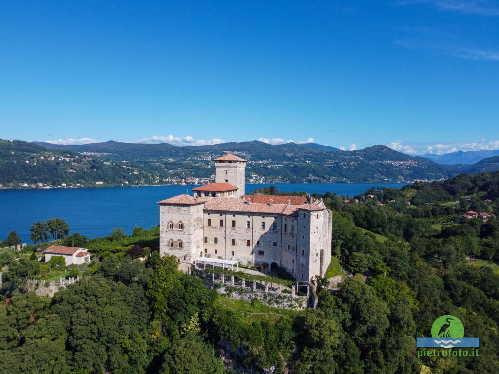 La rocca di Angera dal drone