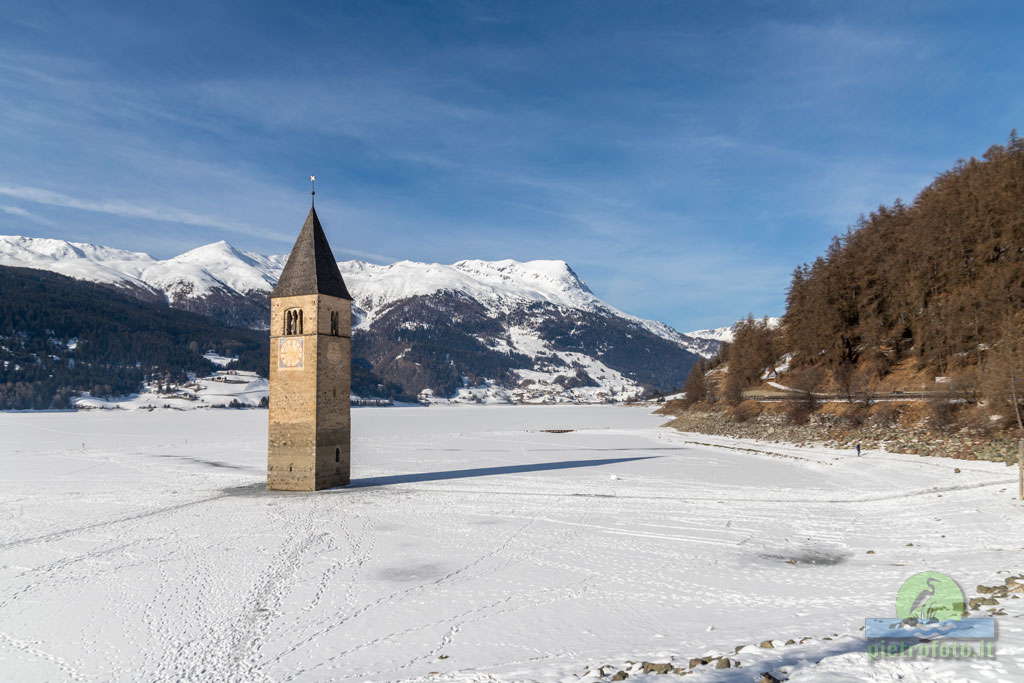 Il campanile sommerso di Resia con la neve